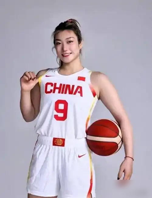 场上输球的挨骂，在家看球的封神了。
女篮世界杯，韩旭场均18.8分扛着队走，王思雨脚踝三条韧带一断一撕一勉强支撑，靠止痛药硬顶。结果呢？球队止步八强，网上骂声一片。
再看没进名单的李梦。人在家训练，热搜没停过。经典名场面一分都不能少被剪了又剪，全网刷为什么不带李梦。8月12号她发了71个字，说什