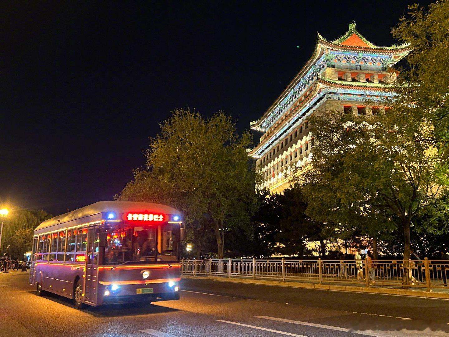 #晚班车# 最美的风景，不在终点而在路上【摄影：李云云】 ​​​