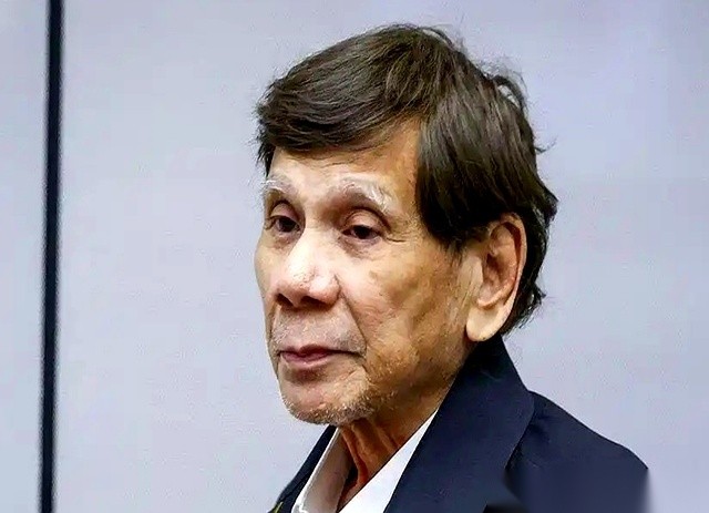 国际刑事法院裁决八十一岁的杜特尔特具备出庭受审的能力。
马科斯当局直接出动警察将人抓捕并连夜送往海牙，可菲律宾早就已经退出了这个机构。
莎拉在马尼拉还深陷弹劾危机，杜特尔特家族要想翻盘必须硬撑到2028年大选。
这事儿荒唐就荒唐在这儿。
按规矩，国际刑事法院靠的是大家自愿配合。苏丹前总统巴希尔背着逮