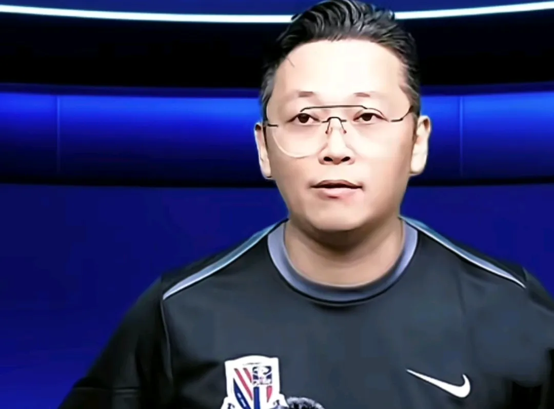 媒体人周亮表示，上海申花的体育总监应该听取他一个建议。
在一场直播中，媒体人周亮提到了上海申花赛季末的一些外援续约问题。他表示，其实申花的体育总监如果是专业的，那他就应该听取他的一个建议，那就是不应该续约外援马纳法。
周亮认为，球迷都在嚷嚷着要续约马纳法，但是其实他们都是不专业的，所以申花的管理层不