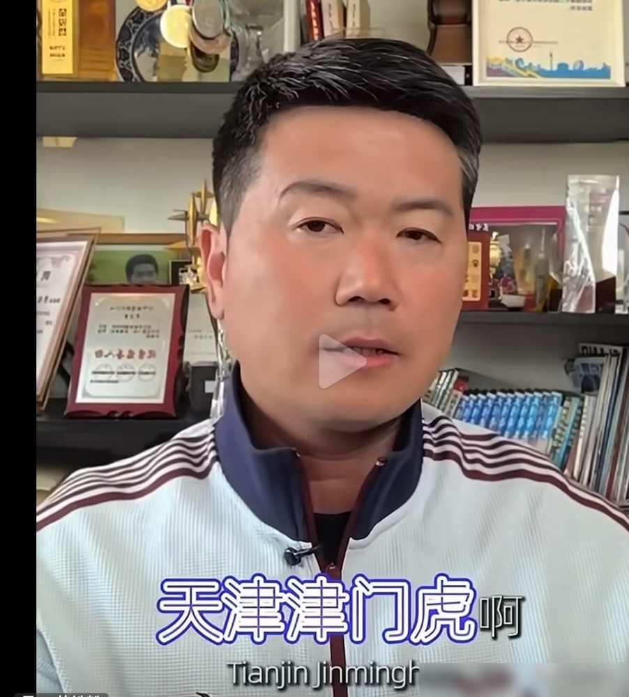 罚了分、伤了半套主力，天津津门虎硬是把保级战打成了逆袭剧本。
肇俊哲直接发视频，话里话外就一个意思：于根伟这人，扛得住事。
带这支球队六年，津门虎被折腾成什么样，圈里人都清楚。罚分，没钱，球员一个一个倒下。换个教练早撂挑子了，于根伟愣是一声不吭，把人攒齐，把分一分一分抢回来。
肇俊哲原话更实在