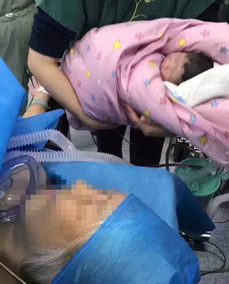 全网热议！河南60岁高龄产妇再生女，真实原因让人破防
 
彻底刷新大众认知！河南驻马店一位60岁女士成功产下一名健康女婴。超高龄产子的消息一出。瞬间引爆全网热烈讨论。
 
普通人六十岁的生活都是带孙养老安享晚年。这位奶奶级别的妈妈。却勇敢走进产房再次生育。很多人不知道。这已经是她第二次超高龄生子。