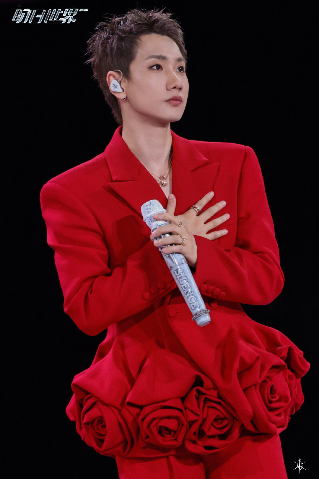 #Stars Love BVLGARI#
无畏奔向明日世界，爱与勇气在音乐中生长。

珠宝：B.zero1系列七夕特别款项链、B.zero1系列、SERPENTI VIPER系列、TUBOGAS系列 ​