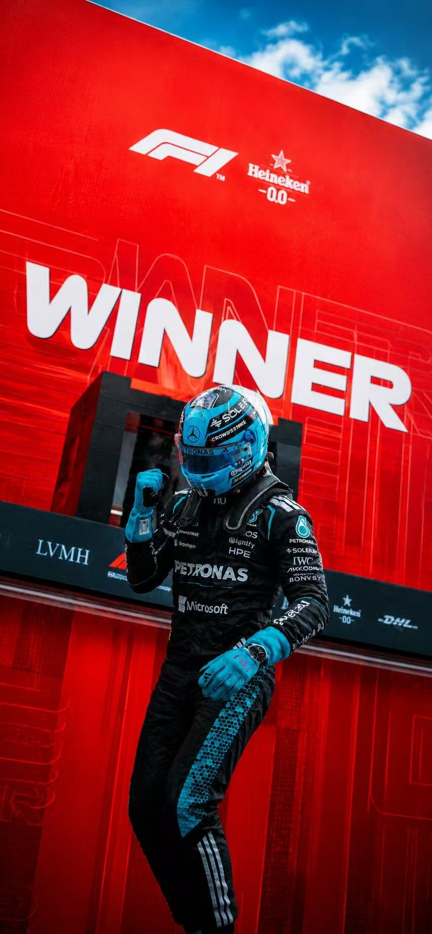 F1 美国站底板涡流技术科普：COTA 颠簸路面，底板空力稳定性是胜负暗线 现在 F1 赛车核心下压力来源已经不是上层翼片，而是地面效应底板，依靠底板涡流锁住气流，生成下压力。但 COTA 路面颠簸、路肩凸起多，赛车在通过路肩时离地间隙剧烈变化，涡流极易溃散，下压力瞬间丢失。很多观众只关注前翼、尾翼