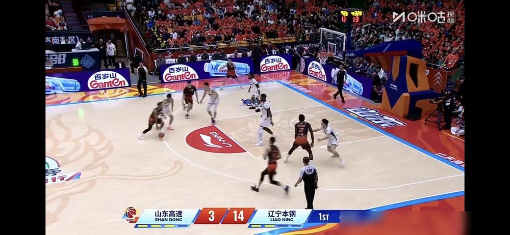 首节还剩4分钟，山东全队拿了4分，全是外援凿的，本土球员数据栏一片空白。
对面辽宁还没怎么发力，分差已经拉开到没法看。
这是昨晚山东高速主场揭幕战的开局。休赛期动静不小，外援全换，状元王岚嵚来了，祝铭震也来了，高诗岩还伤着没上。结果一开场，球都喂不到本土球员手里，进攻全指着班顿一个人单干。
场