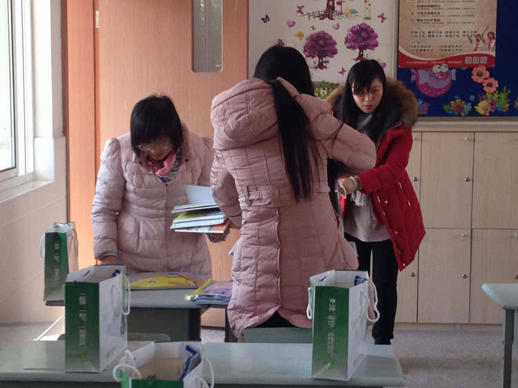 成都一所小学通知家长到校打扫卫生，当地区教育局表态，已经要求学校立即整改。
这件事最早是家长在线上平台进行投诉，学校在班级群发布通知，计划安排家长在指定日期来到学校，打扫教室卫生，还要帮忙搬运和分发书本。通知里写明，每个家庭只能有一位家长到场，不要带孩子，有事情无法到场的家长，可以互相之间自行调换时