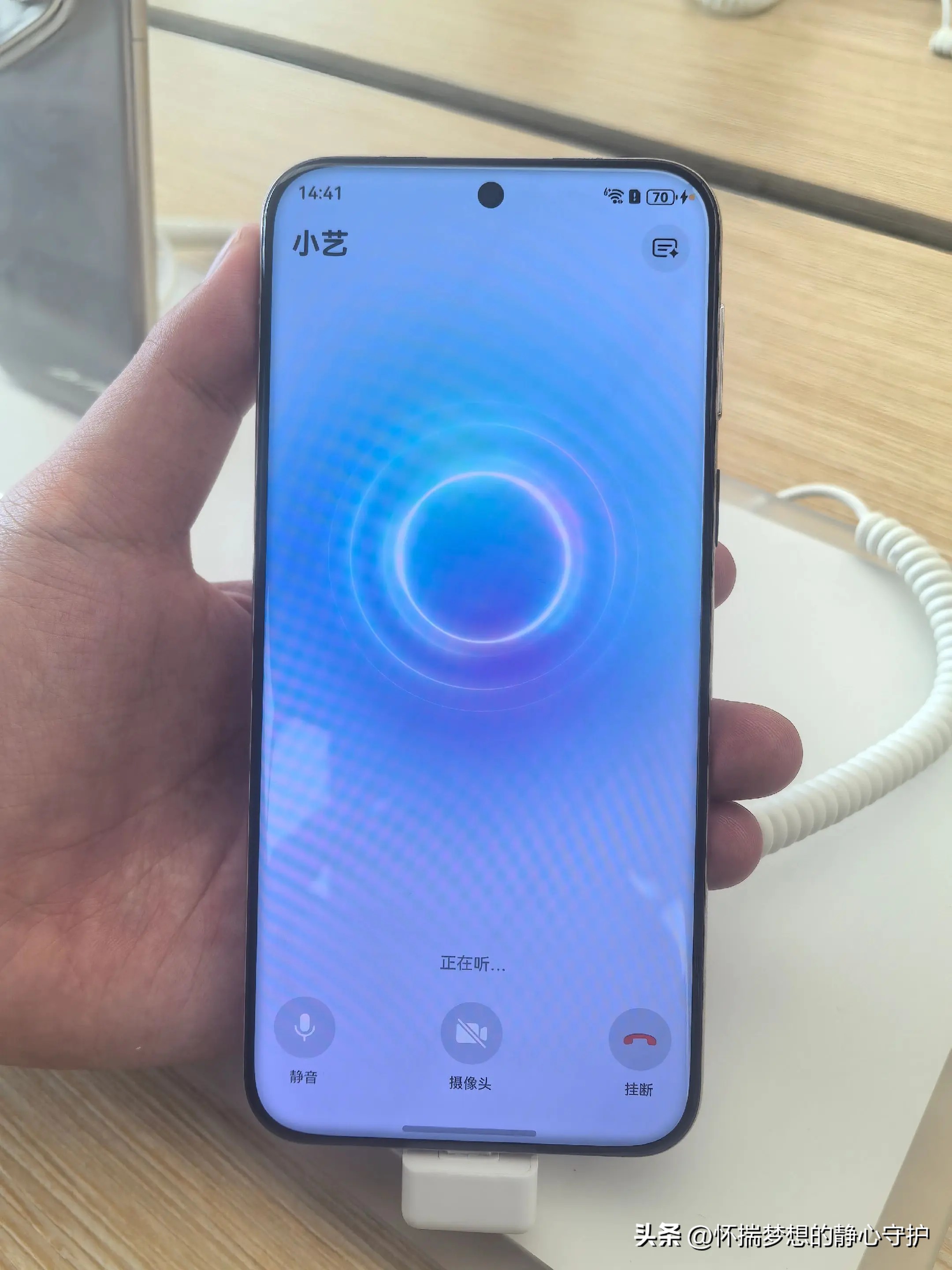 国内10款主流APP的AI助手

1.中国移动——移动灵犀
2.淘宝——淘宝问问
3.支付宝——蚂蚁灵光
4.字节跳动——豆包
5.阿里——通义千问
6.腾讯——腾讯元宝
7.快手——可灵AI
8.蚂蚁集团——蚂蚁阿福
9.美团——小美
10.华为——小艺
 
市面上AI助手不少，上面这10个，大多
