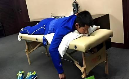 梁靖崑因腰突膝伤退出美国大满贯，此前多站赛事全靠封闭硬撑。回望里约，张...