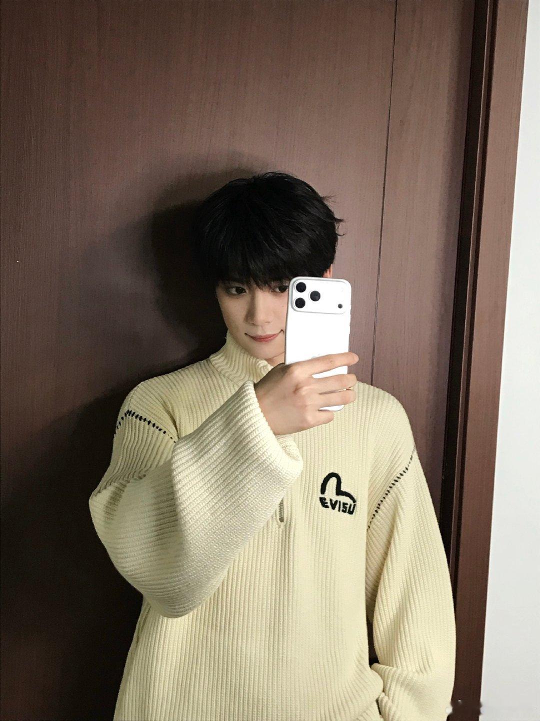 #梓渝[超话]#月月你这是在超不经意的展现出自己的iPhone18吗 ​