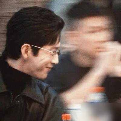 孙千井柏然这部剧，把优酷的服务器差点干崩了。
开播四天热度破万，2026年最快破万的现偶。更狠的是海外，Netflix全球日榜第六，54个国家和地区挤进前十，新加坡越南泰国直接登顶。
你以为就是个小甜剧？
孙千今年连着三部戏砸下来，悬疑、年代、现偶全占了。刚杀青的《月下烟火》，跟张云龙在泉州实