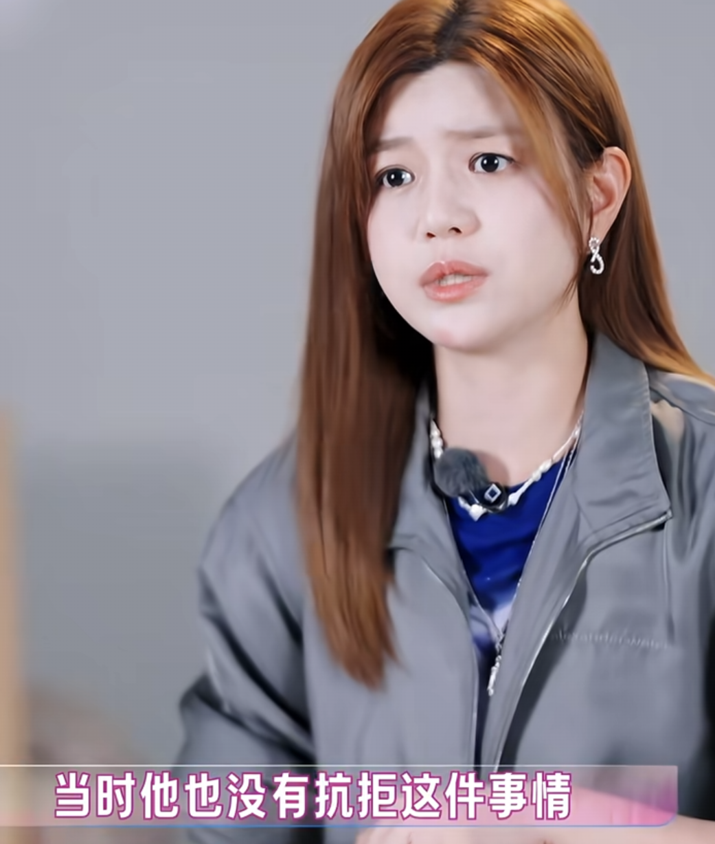 单亲妈妈有多不容易

你看看陈妍希就知道了

就连演播厅里的嘉宾都忍不住感叹“陈妍希又当妈又当爸感觉，要操心日常生活”

还要关注孩子情绪，又要立规矩啥的

尤其她小孩还是个男孩，规矩这块更是不太好把控

你看她在节目里教育孩子那块都蛮心累的，孩子闹脾气不吃饭

因为他想吃烤鸭，就像她说的，孩子不能
