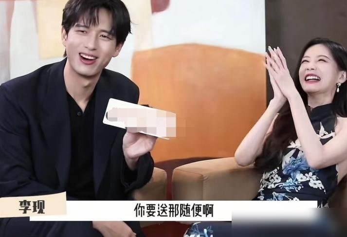 李现被“送考人”三个字整懵了，一脸茫然问是不是还得练才艺。主持人解释半天，他才反应过来是去加油打气。李一桐想上《浪姐》不是一天两天了，这回连后援位都给他安排得明明白白。
再看这俩人的状态，李一桐说他私下毛茸茸的，有点呆，很好骗。这边《我不是大师》正播着，那边《雾里青》预告刚发，档期密成这样，真去了