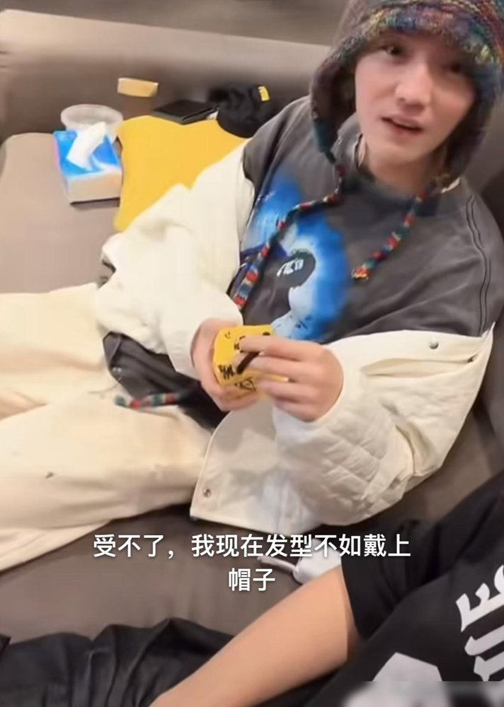 陈赫直播间，鹿晗戴着毛线帽就进来了，张嘴就是一句：你说话怎么这么夹。
陈赫也不惯着，反手吐槽他室内戴帽子，是不是头冷。俩人就这么你一句我一句，把直播间干成了五哈番外篇。
最绝的是陈赫在那儿喊“领福袋”，鹿晗一脸懵，追着问：真钻吗？那认真的劲儿，弹幕直接笑裂了。
旁边邓超还在埋头干饭，画面又乱又