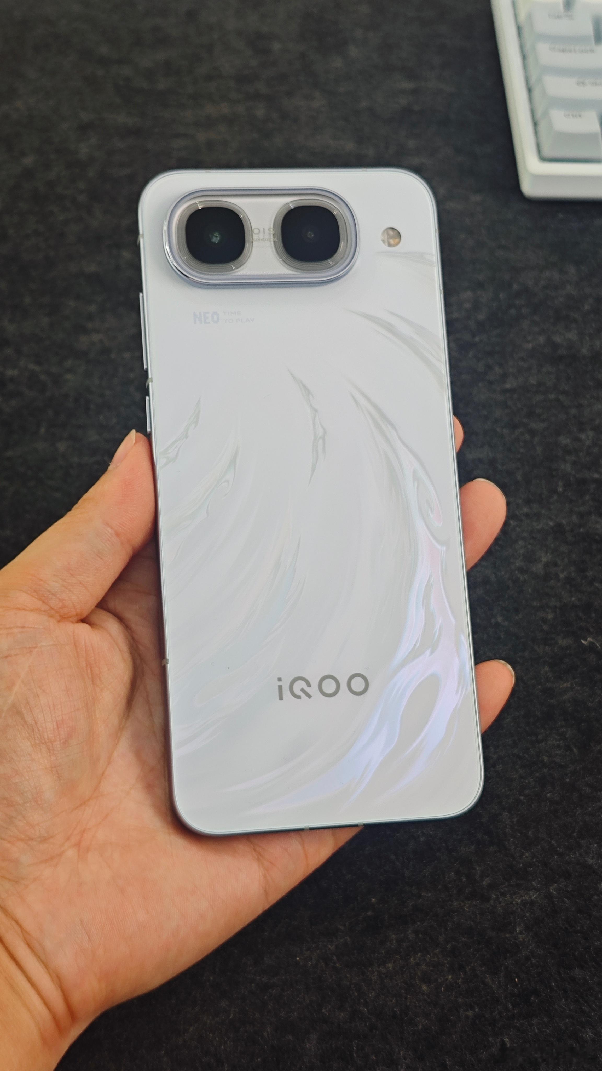 #iqoo[超话]#  最近不少网友在问#iQOO Neo11 至尊版#多少钱，我把各个版本国补后的到手价整理出来，打算换机可以参考下。当前，国补后到手：
12+256G：2899元
16+256G：3299元
12+512G：3499元
16+512G 顶配：3899元
说实话这个价位，能给到2K屏外加9100mAh大电池，还是挺难得。屏幕观感舒服，平时刷视 ​