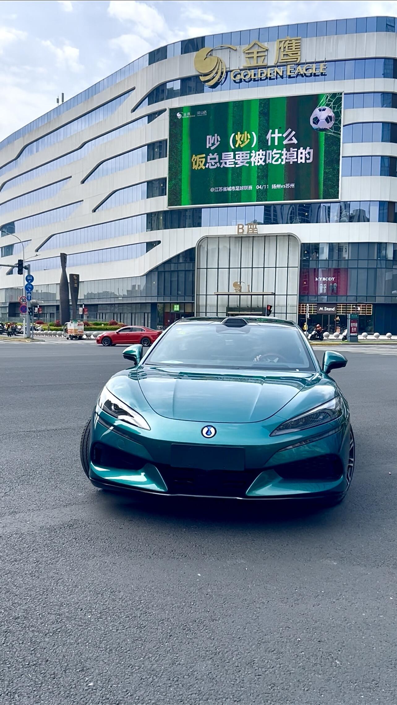 全新腾势Z9GT｜昆山金鹰街拍这抹峡湾绿太杀了谁懂啊家人们！腾势Z9GT开在昆山金鹰街头，回头率直接拉满流线型猎装轿跑车身【来自懂车帝车友圈】