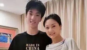 张艺谋做梦也没想到，才24岁的儿子，如今已经开始为他争光了！
 
提起张艺谋，大家都知道他是享誉国内外的“国师”，手握无数经典大作。
很多人还记得，当年因为孩子的问题，他曾经饱受舆论争议，不少人还在观望，他的孩子们会不会变成养尊处优的纨绔子弟。
 
如今一晃多年过去，他的大儿子张壹男，仅仅24岁，已