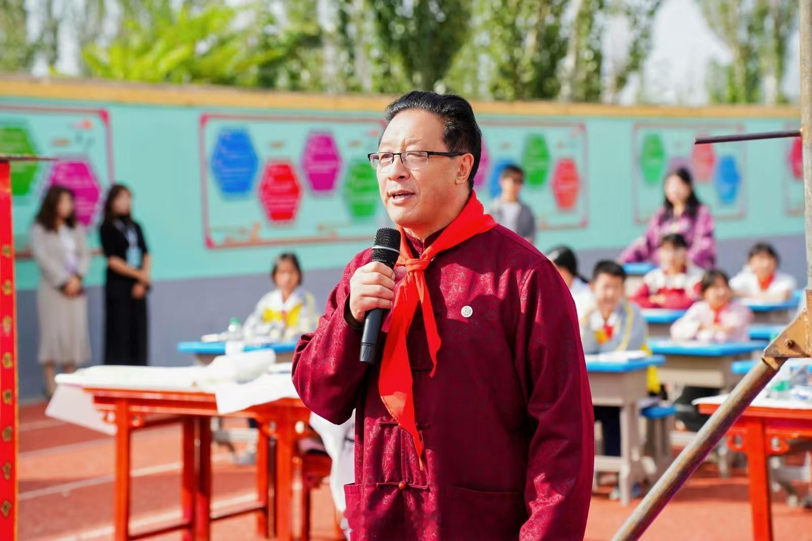 墨香满校园，这场书画活动把君子文化种进童心！9月24日，金凤区第三十八小学的操场上墨香阵阵，鲜艳的红领巾随风飘扬。自治区政协委员、宁夏书协副主席、宁夏民盟书画院院长牛尔惠，依托“牛尔惠委员会客室”，带领民盟书画院书画家走进校园，开展“大手拉小手·翰墨迎双节 君子少年庆华诞”主题文化活动。 热闹的非遗舞狮拉开活动序幕。牛尔惠与书画名家围绕中秋、国庆、君子文化主题铺纸挥毫，“墨韵承华”“读书有福”等书法作品一气呵成。一旁的学生临帖区里，孩子们铺开宣纸认真习字。牛尔惠俯身，轻轻握住孩子握笔的小手现场示范：“写字先正心，横平竖直，就像做人要端端正正。”大手牵起小手，墨香漫过操场，传统书画独有的魅力，在少年眼前缓缓铺展。 现场，少先队员为书画家敬献红领巾，同学们也把亲手写下的心愿卡送到书画家手中。在牛尔惠看来，委员会客室走进校园，不只是送来几幅书法作品，更是把中华美学与君子品格根植在孩童心底。政协委员履职，既要积极建诤言献良策，也要把文化自信送到教育一线。弘扬中华传统文化圣贤扎根教育书画界中...