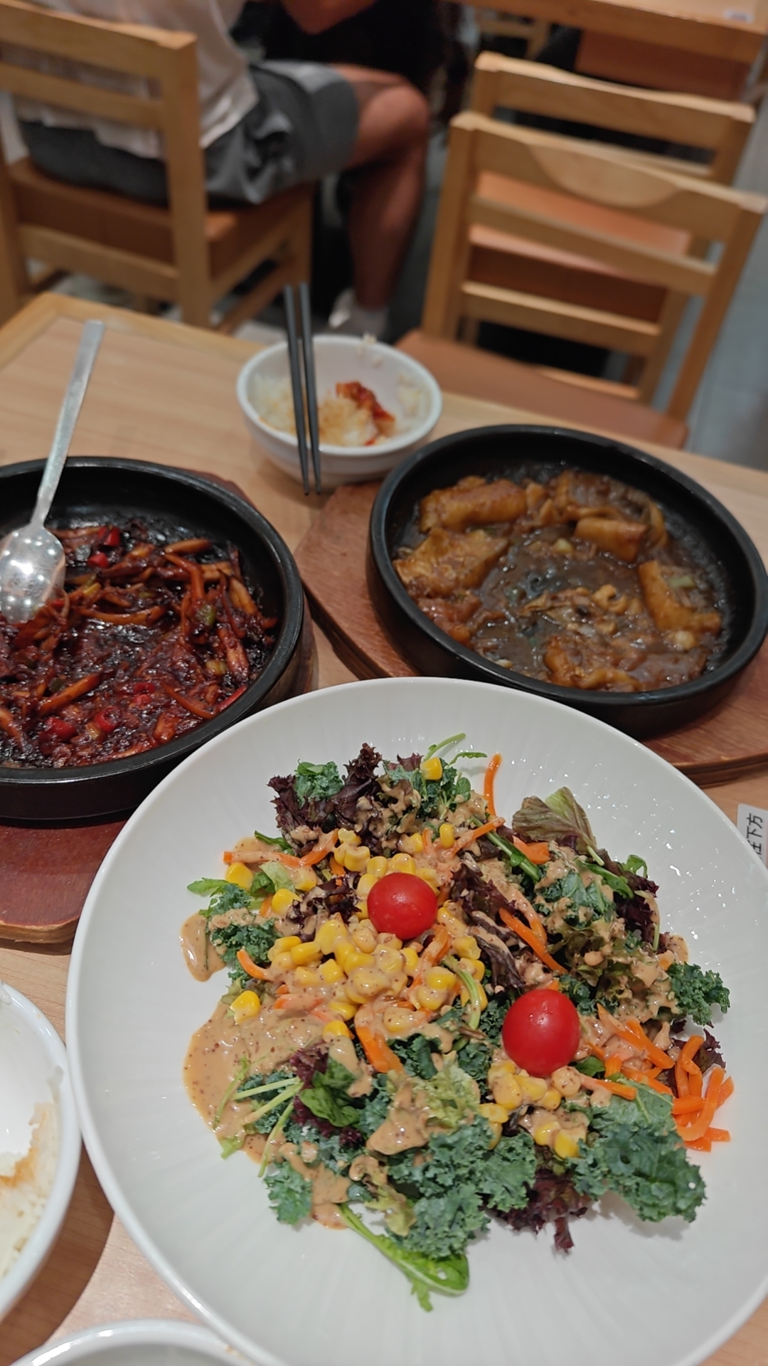 昨天是十一，老张邀我下馆子。

我俩每次在外吃饭，他铁定先顺着我点爱吃的菜，他自