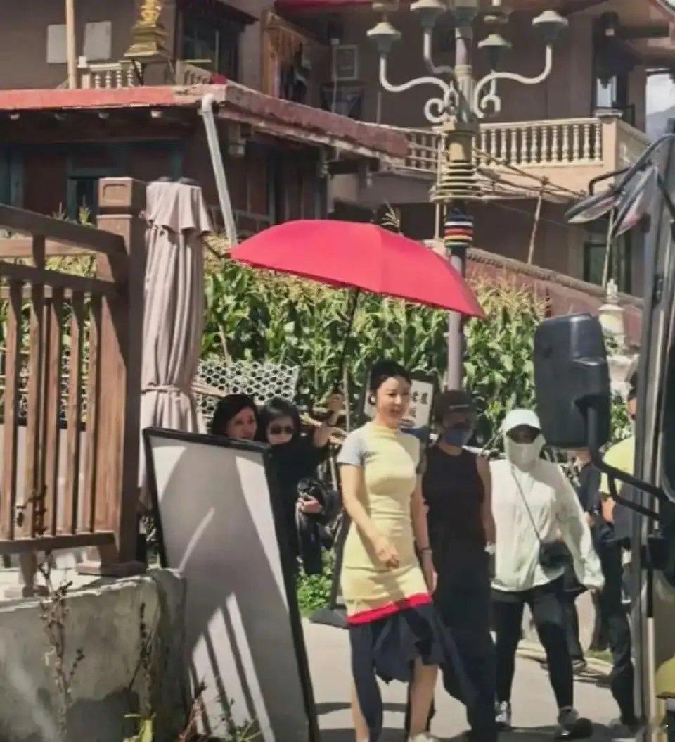 50岁林心如在九寨沟拍摄被偶遇， 原相机无美颜，导游：本人更美！ ​