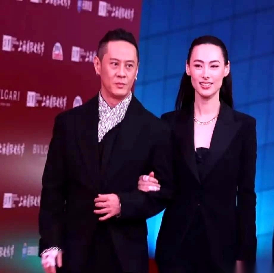 网上都在看梁洛施和导演马浴柯跑路演的画面。
三十多岁的梁洛施身上就套着一件普通的宣传短袖，站在台上笑得肩膀直颤，跟身边那个皮肤黝黑的男人对视一眼，连眼神都懒得避开镜头。
很多人还在拿老眼光看她，觉得她当年给李家接连生下三个男孩，最后连豪门正门朝哪开都没资格定，吃了天大的亏。
可退一步看，当年的李家大