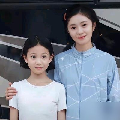 11岁小孩，日薪800块，把半个娱乐圈的脸打肿了。
张艺谋监制的《主角》，央视一套播，张嘉益秦海璐刘浩存压阵。结果最出圈的，是个素人娃娃，王少熙。
戏里演童年忆秦娥，放羊、挨打、练功，秦腔一开嗓，弹幕全炸了。没替身，没抠图，眼泪鼻涕混着黄土往下淌。
你再看那些日薪208万的，台词念数字，打戏全