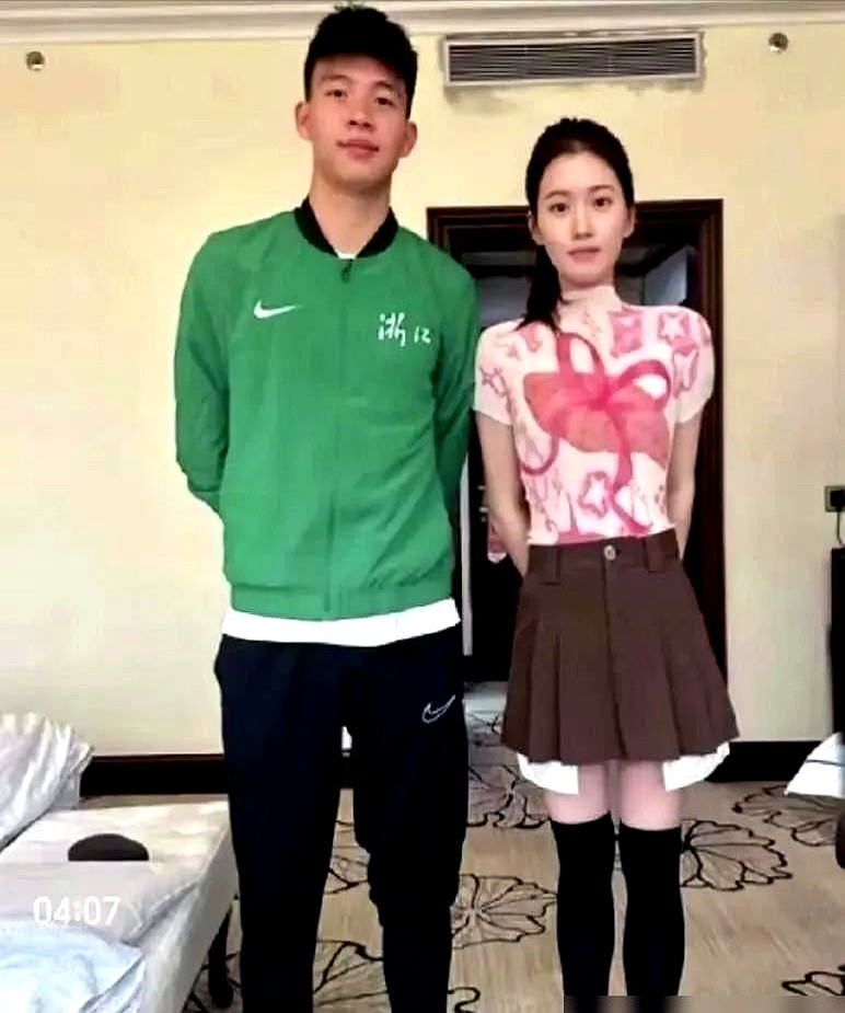 “姐夫在哪排队？”亲姐照片被扒全网追捧，王钰栋本人却被骂上热搜。

这边评论区对着姐姐的照片喊着颜值能出道。那边中超赛后，王钰栋只回答了一个问题，黑着脸扭头走人，直接被球迷骂“飘了”。

同一家人，长得好看连放屁都是话题，态度差点呼吸全成了错。现在的流量玩法就是先吃脸，再挖私生活，最后连家人都不放过