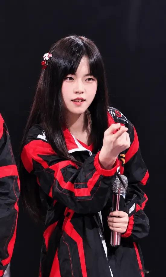 等了好几天，终于等到了！
比于子迪、陈妤颉、朱沅铃还厉害的“小孩姐”已经出现了，她就是​来自山东淄博的穆欣月。

穆欣月，20岁，山东人。她在刚结束的亚运会上拿了金牌，成了历史上第一个女子电竞冠军。

很多人不知道，这姑娘16岁就从家跑出来，靠给人打游戏代练赚钱。那时候没人觉得她能走远，包括她家里人
