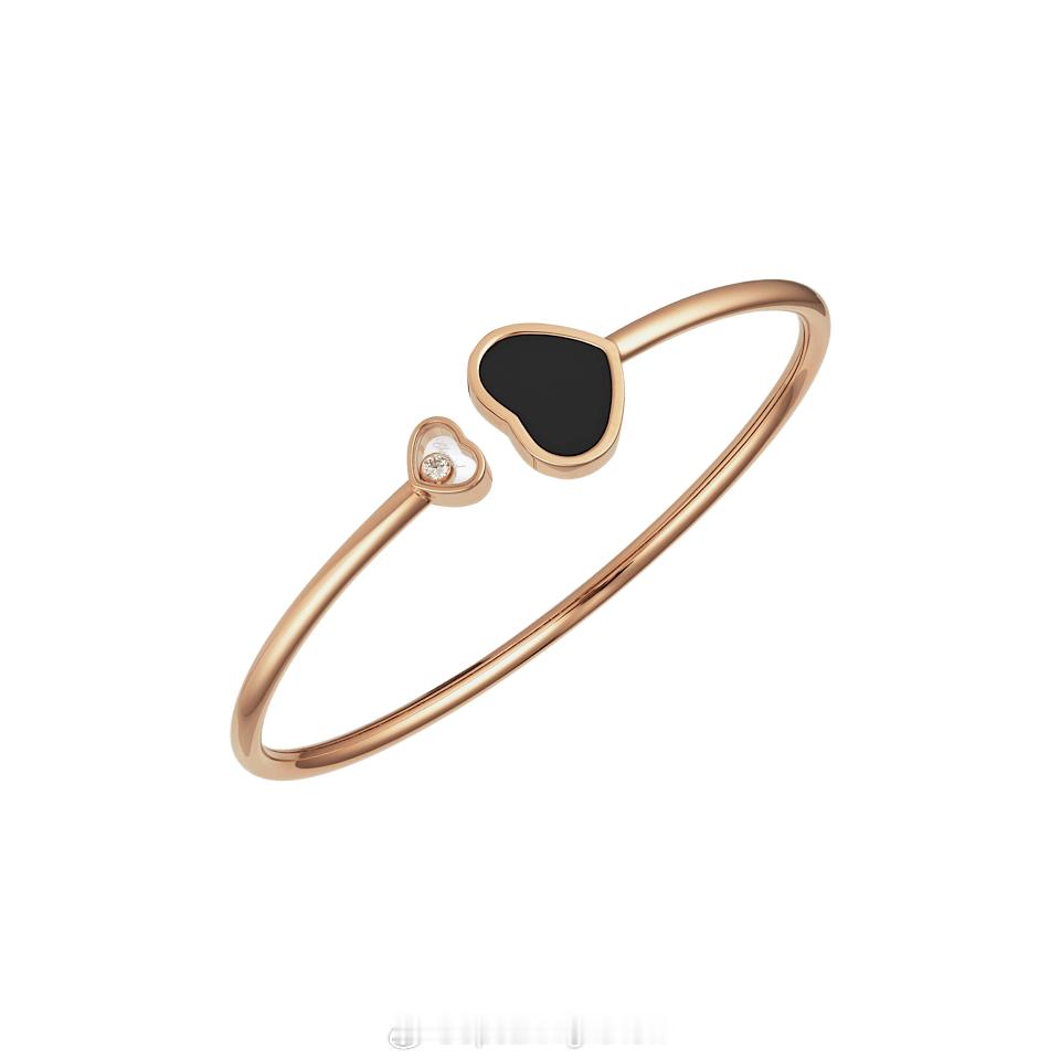 #刘雯[超话]# 
刘雯同款，十全十美之Chopard
Happy Sport系列腕表
Happy Hearts系列手镯与戒指 ​