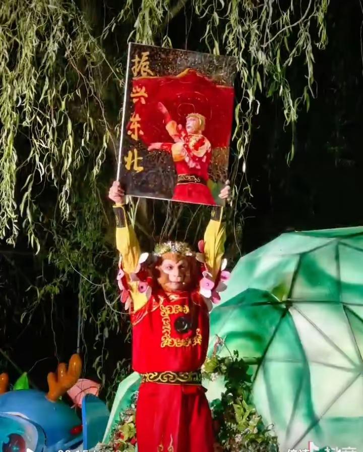 -雪饼猴：这次不讨雪饼，讨个振兴！以前大圣手里拿的是金箍棒，后来变成了大雪饼。    今天这只“雪饼猴”不一样，高举“振兴东北”大旗，这格局瞬间打开了！😎    听着这首东北民谣，看着这只最接地气的齐天大圣，    老铁们，虽然没带雪饼，但这波必须给个双击支持一下！👍    雪饼猴 王铁柱