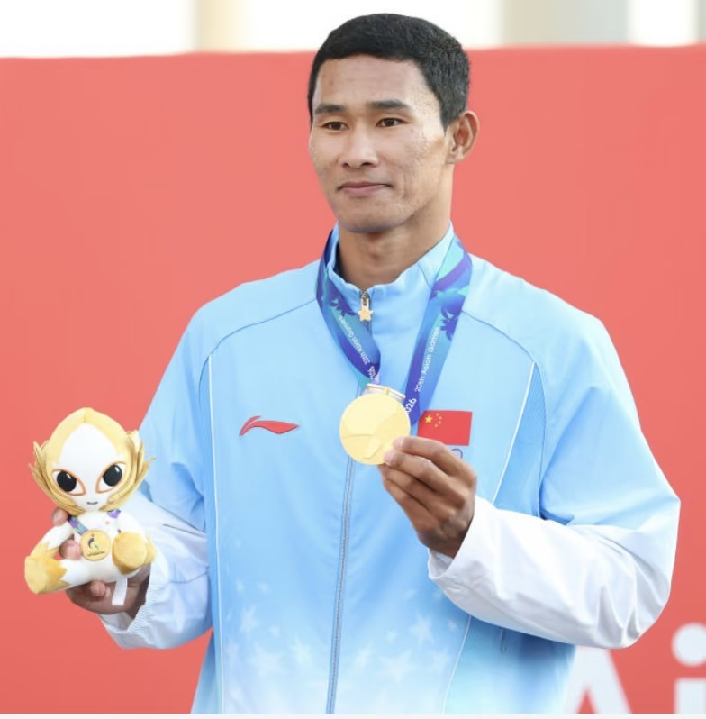 这次亚运闭幕式中国代表团旗手定了，是帆船选手毕焜，真的太实至名归了。
🌊关于毕焜有多厉害：
✅本届亚运会男子水翼帆板项目卫冕，拿下亚运三连冠
✅横跨两种完全不一样的帆板级别，2018雅加达→杭州→爱知名古屋，连续三届登顶亚运
✅小众帆船项目，凭着坚持一次次站上最高领奖台
 
很多人说，把闭幕式旗手给