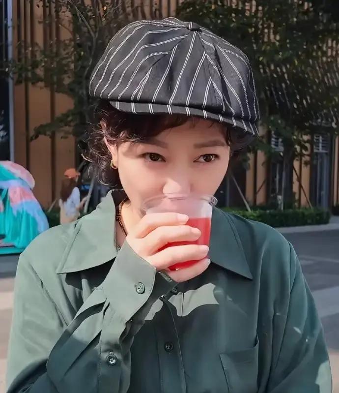 看到乌镇戏剧节现场的郝蕾，很多人第一反应居然是没认出来，这状态跟之前当导师时判若两人。
一身卡其色工装风的宽松衬衫配同色长裤，头上扣了顶复古条纹圆帽，利落短发搭着大红唇，整个人明显清瘦了不少，神采奕奕的。
之前看她在表演综艺里当评委，总是绷着一张严肃脸，点评起来刀刀见血，气场强得让台上的年轻演员