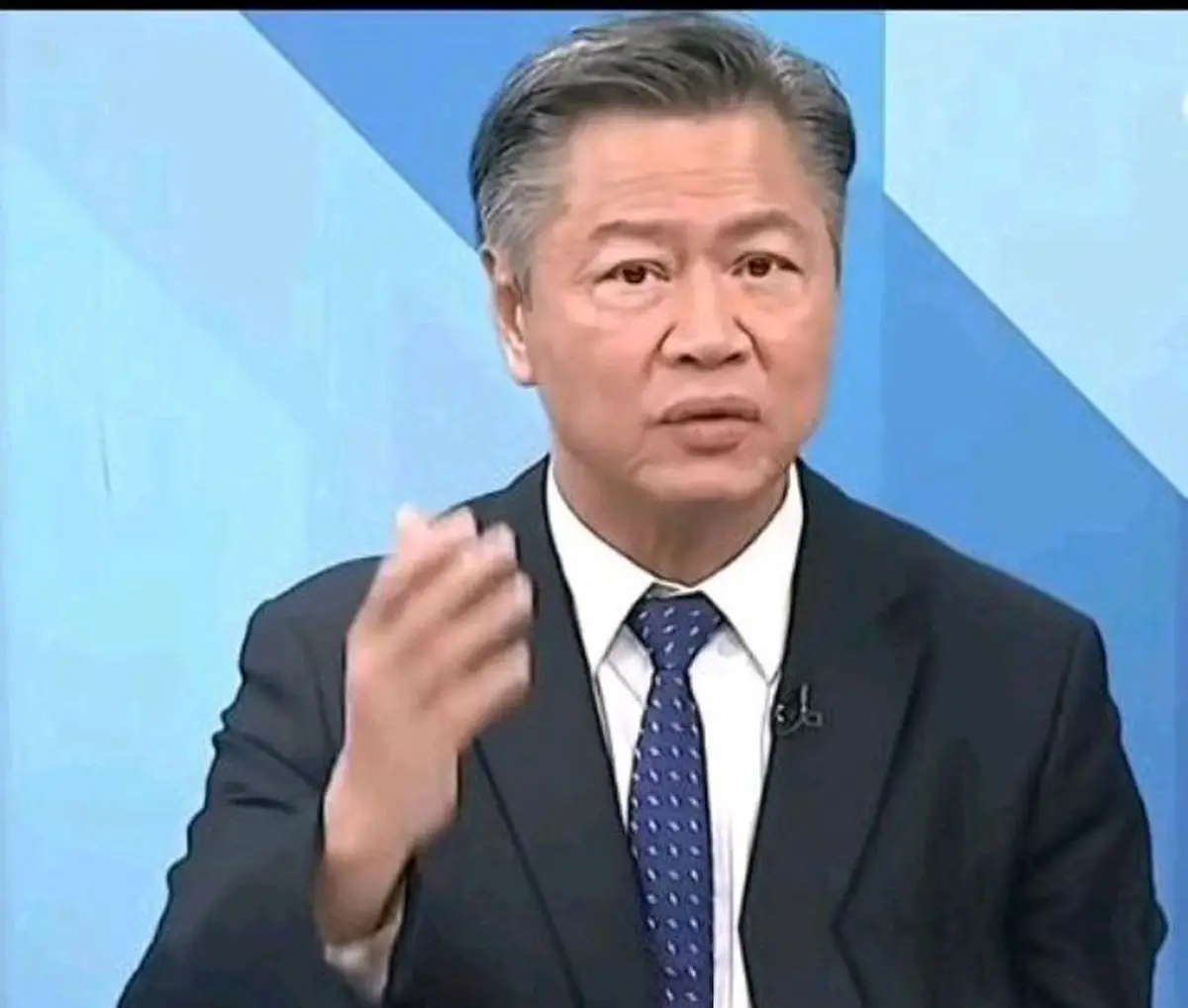 “脸都不要了！”林肯号航母锈迹斑斑停靠泰国，赖岳谦一句话点破美军说不出口的尴尬

锈迹斑斑的美国“林肯”号航母开进泰国林查班港的时候，船身上的藻类还挂在两侧，CNN用了“令人震惊”来形容那个画面。台湾时事评论员赖岳谦说得更直接：美军连军容都不要了，宁可在全世界镜头前丢脸，也要停靠泰国不回母港，这暴露