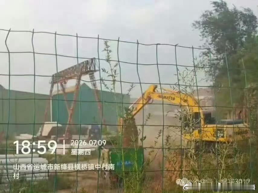 新绛县横桥镇中村南村厂区违规挖土 毁林扬尘双重污染亟待严查  近日，本...