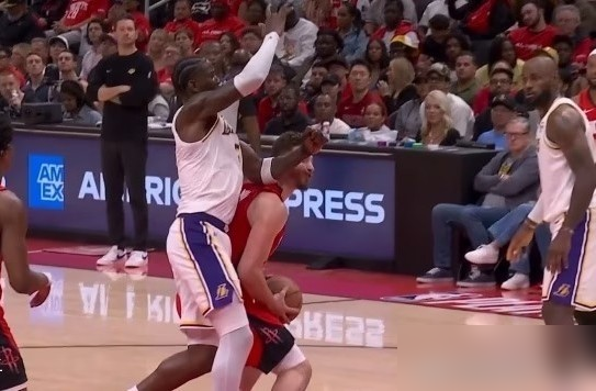 两节半就缴枪，詹姆斯都带不动！你敢信湖人这首发，全是别的队不要的边角料...