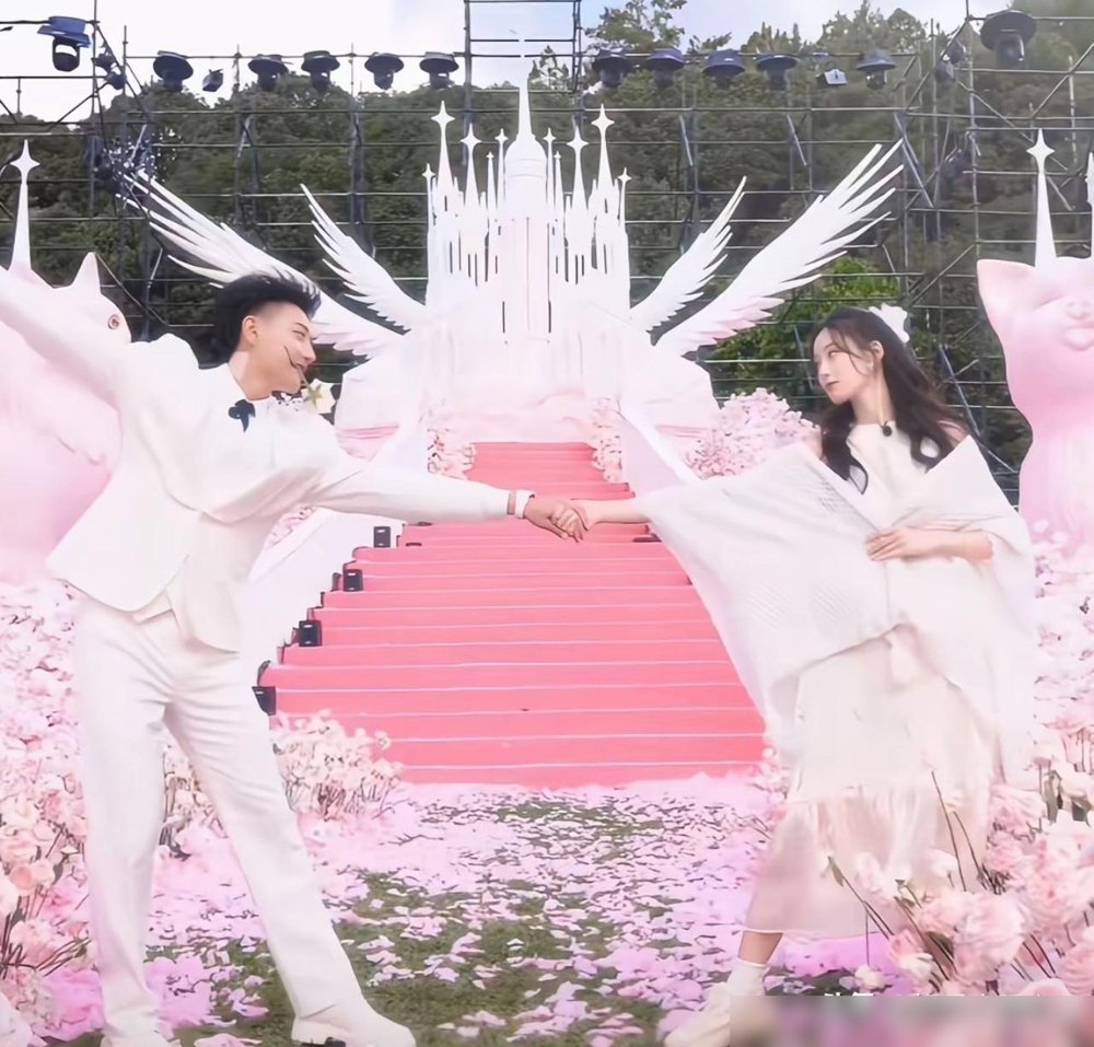 黄子韬抱着孩子喊“儿子”的录音，被私生饭直接甩网上了。
录音里声音清楚得很，亲昵劲儿藏都藏不住。结果前一天，徐艺洋才刚晒了张海边牵娃背影照，配文“爱的人都在身边”。热搜还没凉，录音紧跟着就爆了。
两口子之前嘴严得跟铁桶似的，怀孕不承认，结婚不回应。现在倒好，一个晒照，一个录音，全给抖搂出来了。粉