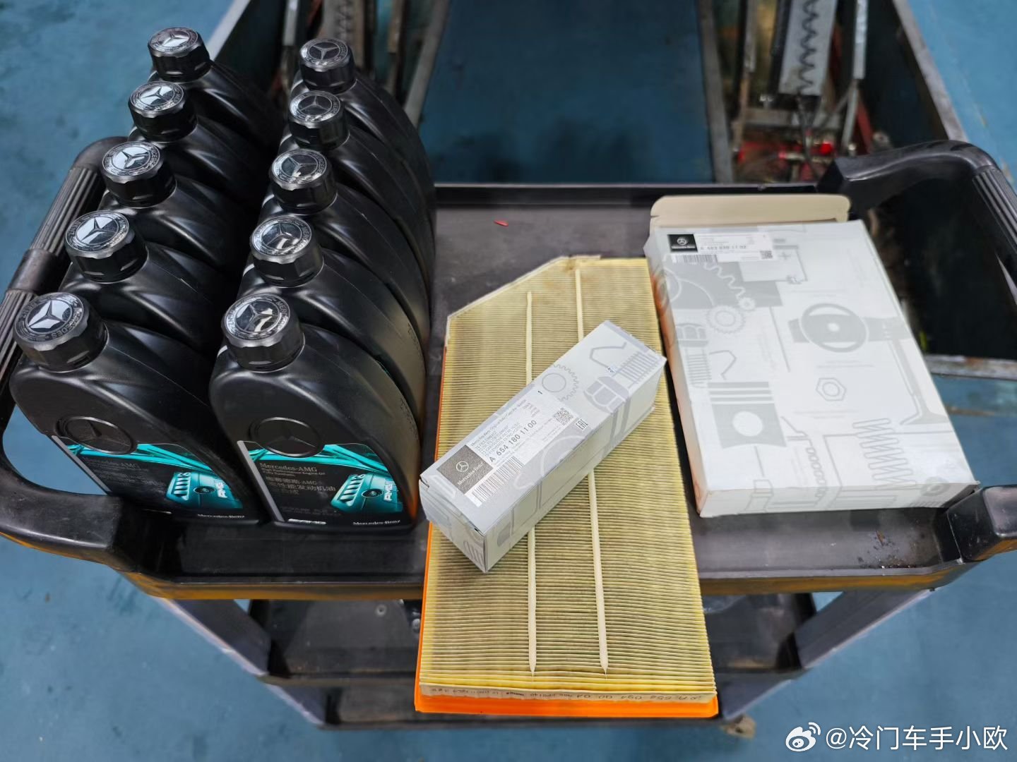 Mercedes Benz Amg G系列小保养作业进行中，不是所有的奔驰都是梅赛德斯，但所有的G都是大G，毕竟你总不能开个国产c260还看不起进口的g350d吧。保养完了，本店还派小帅哥陪您自驾游，主打一个情绪拉满，只要法律允许范围内的服务，我们都提供。#奔驰[超话]##西安大g##自驾游# ​