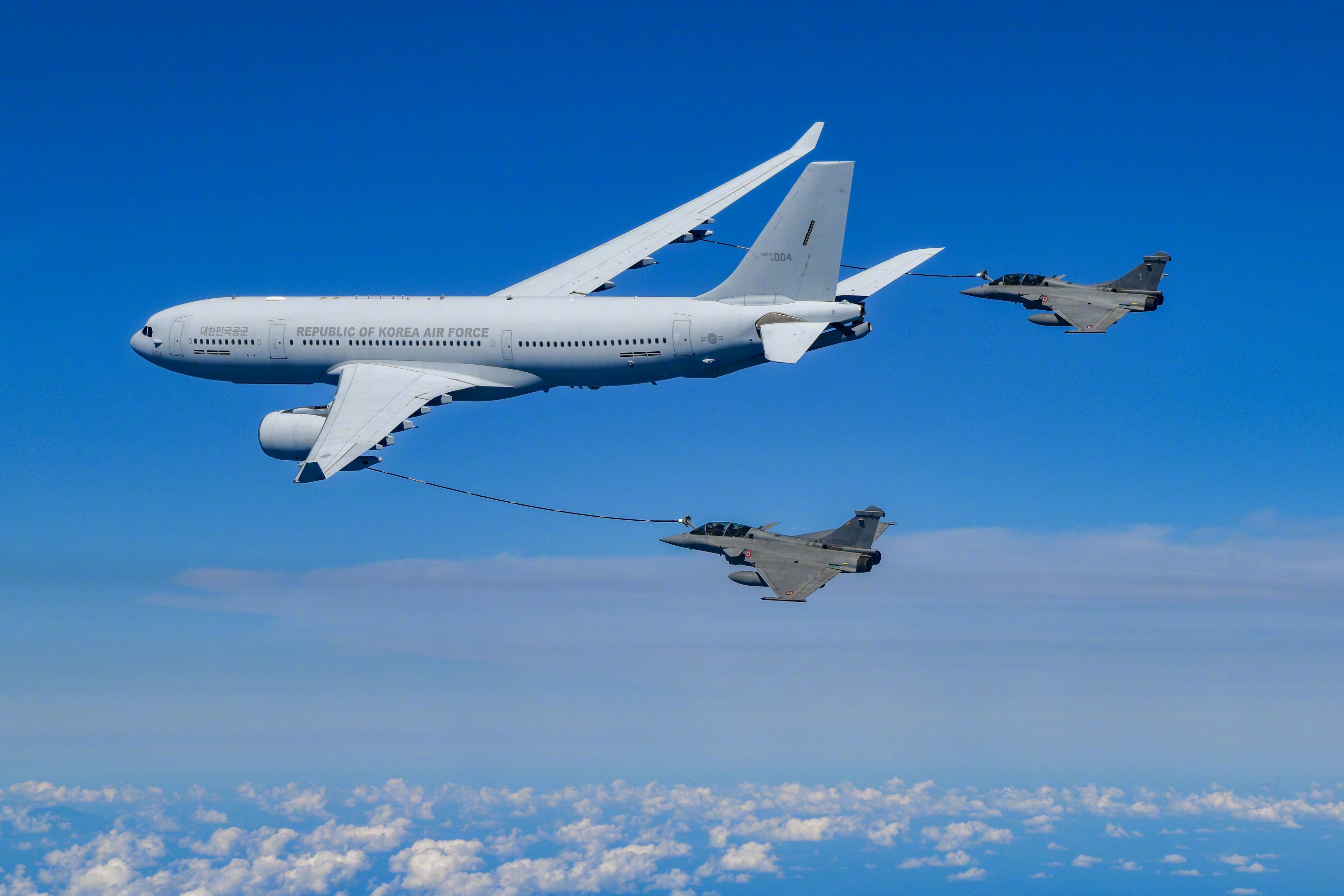 9月15日至17日，在韩国空军清州基地与法国空天军举行联合空中训练。#烽火问鼎计划# 

此次演习是法国空天军“飞马26（PEGASE 26）”演习的一部分，韩国空军出动了F-35A、F-15K、KF-16、FA-50战斗机以及KC-330多用途加油机；法国空天军则出动了2架阵风战斗机和1架A330多用途加油机。演习结束后法国空天 ​