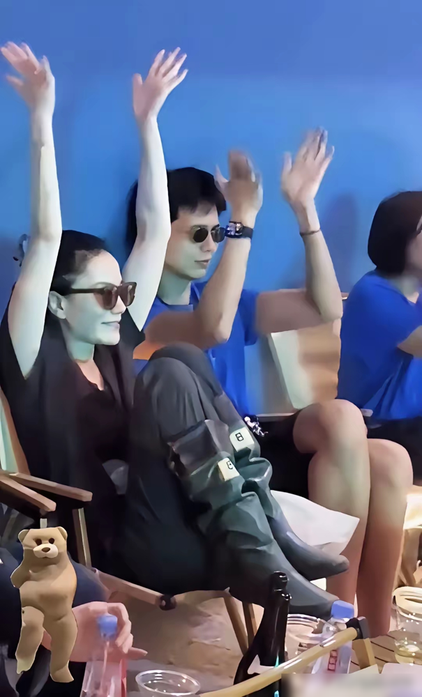 男人真正扛不住的，从来不是绝色美女！
王菲上《幻乐之城》，何炅问她为啥来参加。她直言不讳：因为轻松，不当评委不用比赛。邀黄渤来，理由就五个字：他有空。
从来不端天后架子，也不立完美人设。早年记者问她会不会打孩子，她直接回：会，打屁股而已，打牌没空打她。
活了大半辈子，还保留着直白的孩子气，一点