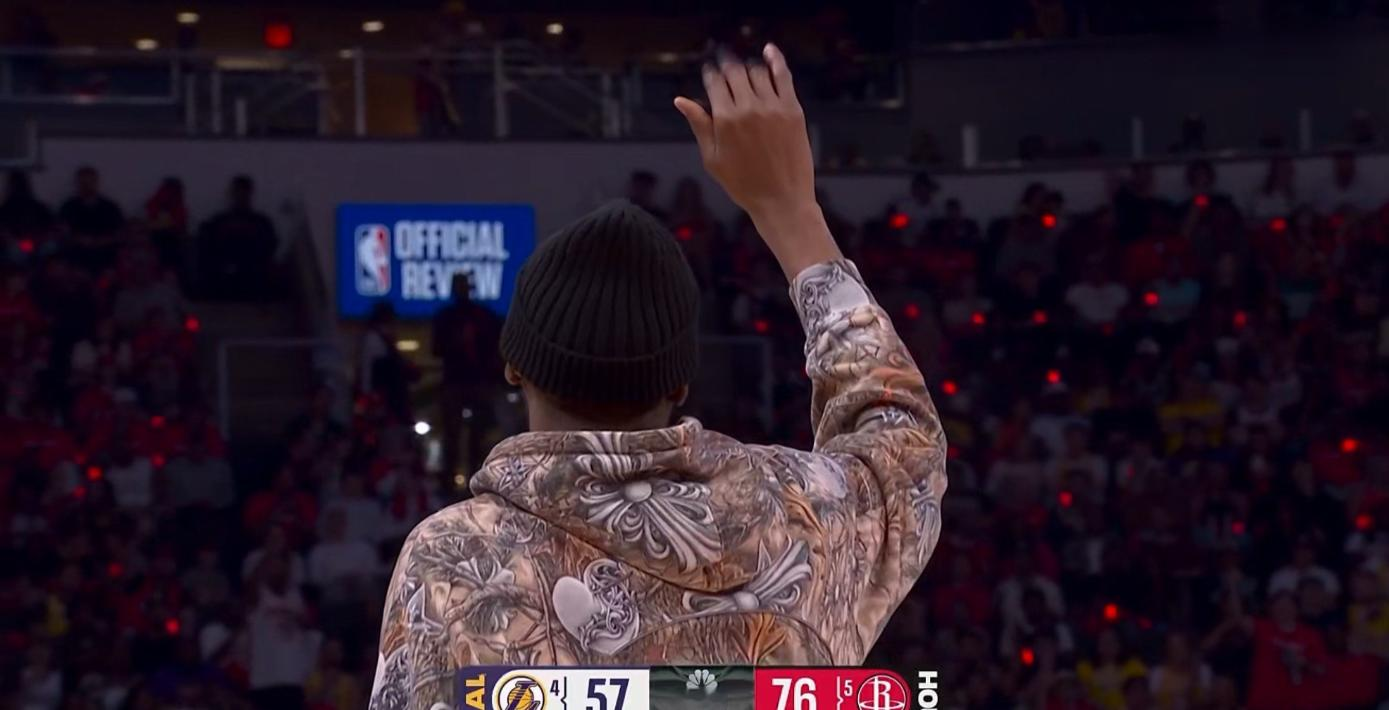 火箭对阵湖人的季后赛 G4，场上突发争议一幕。第三节中段，艾顿防守时直...