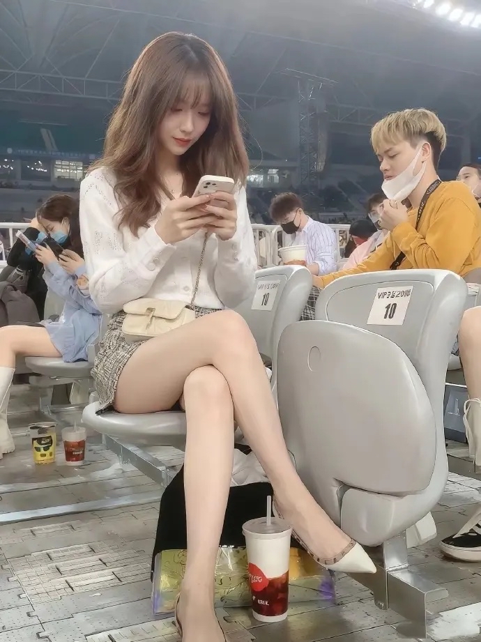 这个美女身材脸蛋都是绝佳😎比很多明星还漂亮。纯自然美女