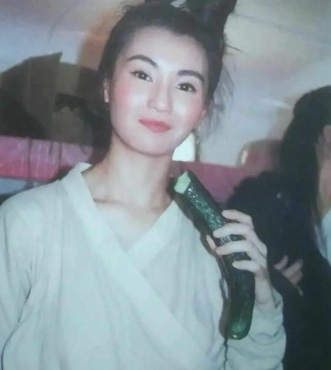 90年代，张曼玉在宁夏拍摄《新龙门客栈》，片场休息她在吃黄瓜时的一幕，黄瓜即可以充饥也能维持身材，她在剧中饰演风情万种的金镶玉。