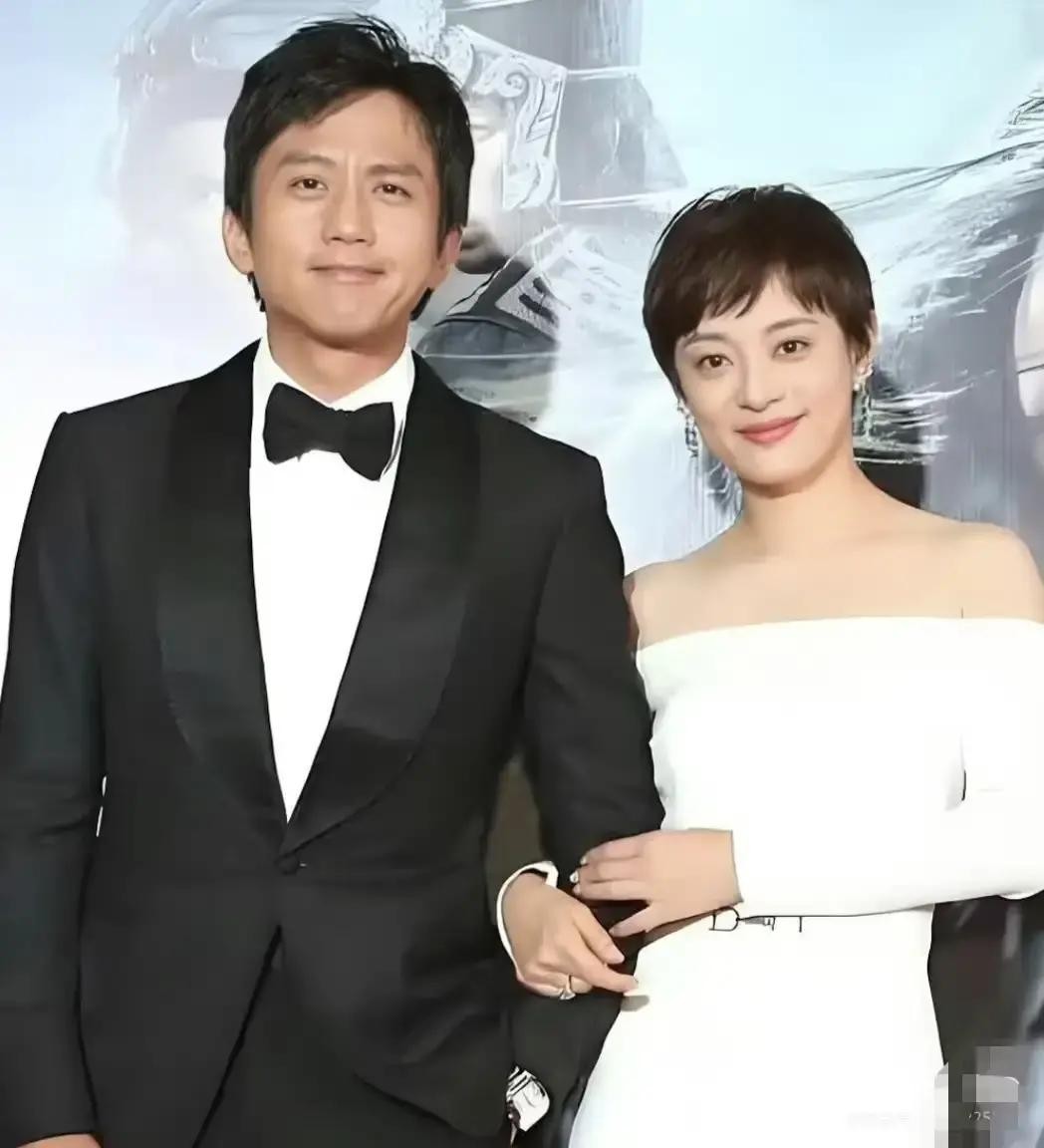 孙俪估计永远不会离婚了，原因很简单，不是因为邓超多有钱，而是因为邓超他的爱太拿的出手了！

片场里那些苹果和短信还只是开始。孙俪慢慢发现，邓超对她“不婚”的宣言，根本不当成一种拒绝，反而当作一种需要被小心对待的过去。他不说服，只陪伴。孙俪在上海拍戏，他就从北京飞过来，也不干嘛，就待在酒店等她收工，一