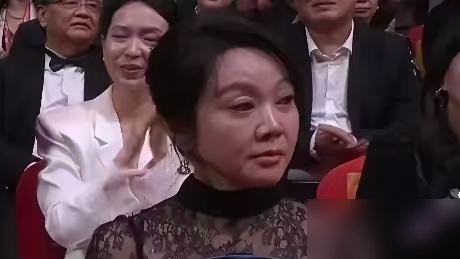 宋佳一口气拿走仨奖杯，闫妮台下那表情，直接被镜头逮个正着。
飞天奖之夜，宋佳凭《山花烂漫时》封后，白玉兰、金鹰、飞天全齐了。闫妮拿《小巷人家》入围，第三次陪跑。镜头扫过去，她愣了一秒，然后起身，鼓了三次掌。
就这三次鼓掌，网上吵翻了。有人说她大气，有人说她心里苦。
第二天宋佳发文，没提闫妮半个