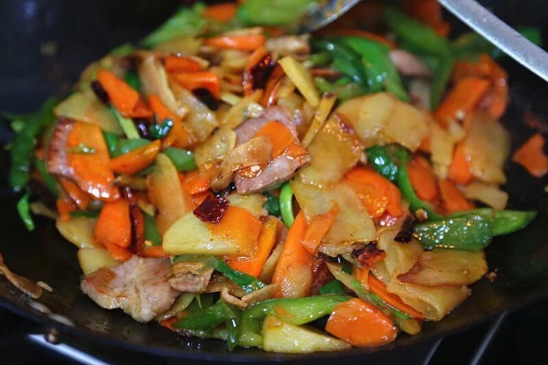 腊肉炒青椒胡萝卜土豆片——很家常却很下饭