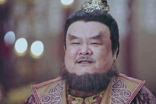 唐玄宗始终笃定安禄山不会造反，主要有两层考量。一是安禄山身体衰败，身上反复生疮，视力日渐昏蒙，在玄宗看来命数将近，造反得不偿失。二是安禄山长子安庆宗留居长安充当人质，其余诸子资质平庸，难以接续大业。



宫中传来范阳异动的消息时，玄宗正听乐观戏。高力士禀报安禄山在范阳城外增设三处马场，玄宗目光仍停
