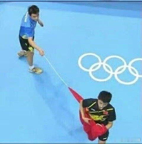 王皓都不一定还记得伦敦奥运决赛输了后，他拉着国旗恋恋不舍不忍松手的那个瞬间吧，15岁的樊振东记了12年，总有一天要让他圆梦。
延陵挂剑，季子一诺。“始吾心已许之，岂以死背吾心？！”我当初心里已经答应把剑送给他了，怎么能因为他死了就违背自己的本心呢？‌‌‌#樊振东# ​