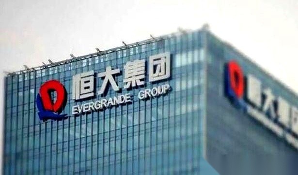 2026年8月20日，深圳市中级人民法院一审公开宣判了许家印无期徒刑，没收个人全部财产，并责令退赔不足的部分。
但他就算在法律面前把个人家底彻底清零，也根本填不上中国恒大在2022年末披露出的那2.44万亿元总负债。
眼下广州中院正式受理破产清算后，其指定的管理人还在持续接收一笔笔债权申报，这个法定