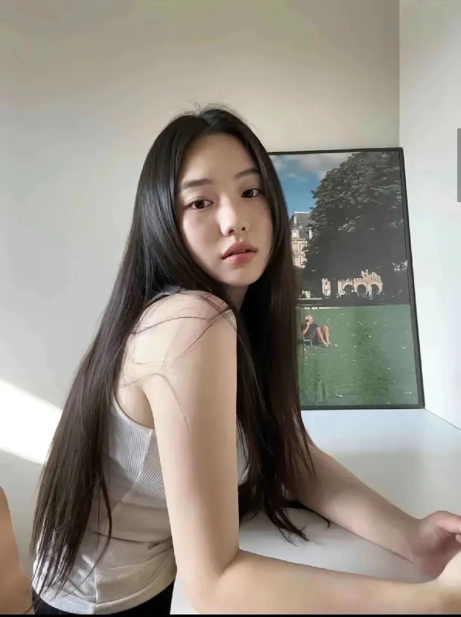 小姐姐这清冷感绝了！长发披肩，眉眼自带疏离又迷人的气质，简单穿搭都藏不...