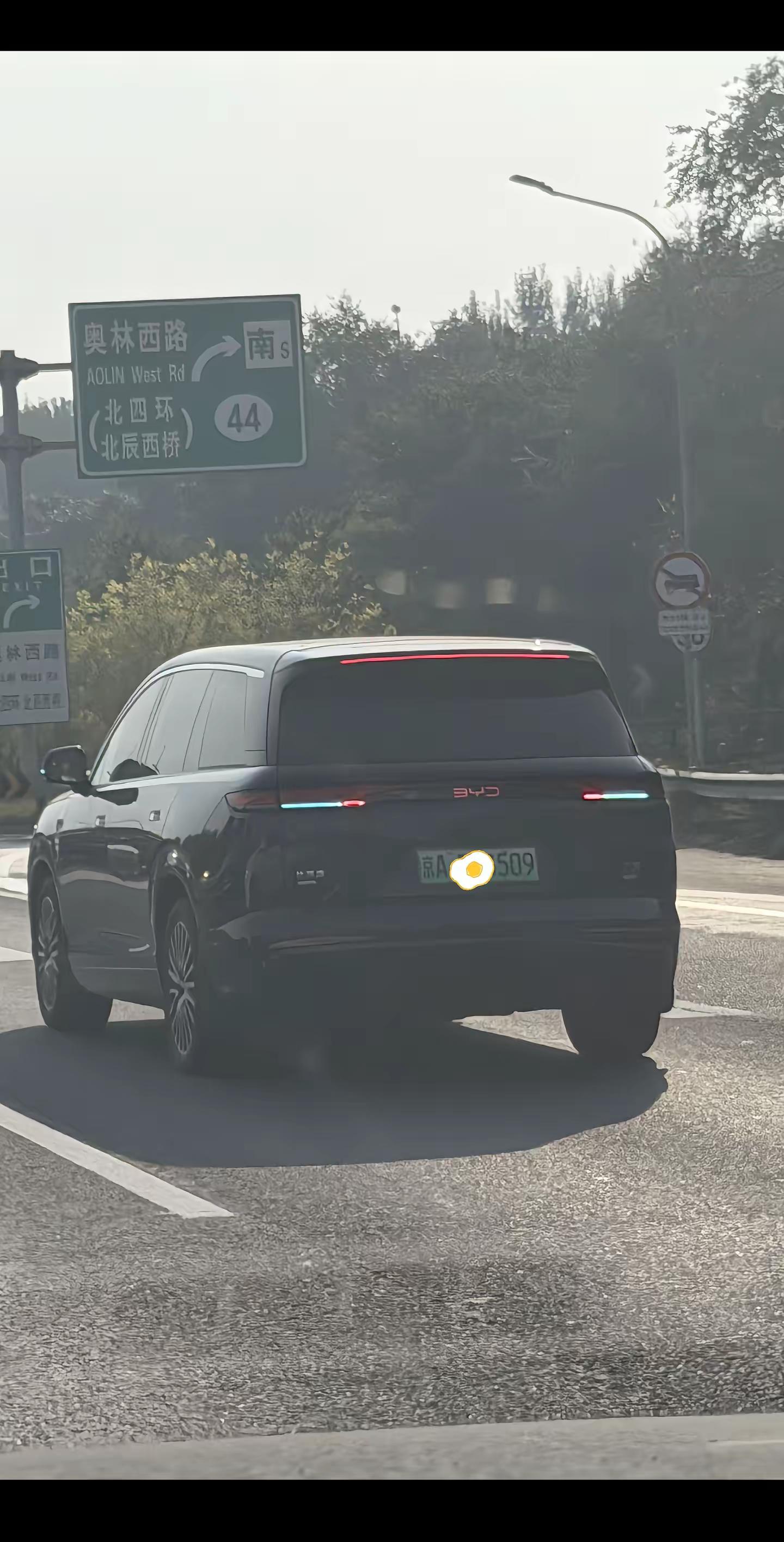比亚迪 大唐ev.车都是好车只是想探讨 现在这车越做越大 越做越重 公路能承受得住吗虽然说是小车 动不动三吨一个我想可能是几种原因 拿特斯拉来看 2吨以 其他家不太懂首先是电池大小 75度 能做到续航500公里 电耗百公里13-14度电池封装 ctc车身电池一体化 减少了一层保护板 大大减轻重量其次
