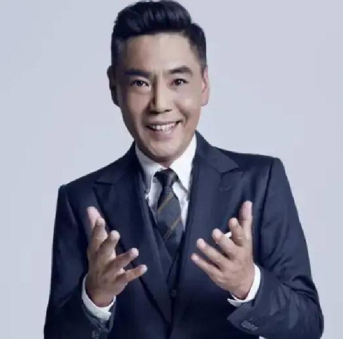 1996年，张国立和屠洪刚在外面吃饭，中途，屠洪刚和旁边的人产生了矛盾，打了起来，张国立还没反应过来，屠洪刚把车钥匙扔给张国立，同时喊道：你开车先走！
 
钥匙砸在胸前，张国立下意识攥住。屠洪刚已经和那人扭在一起，椅子倒了，碗碟哗啦碎了一地。同桌的另一个人也站了起来。
 
“走啊！”屠洪刚又吼了一声